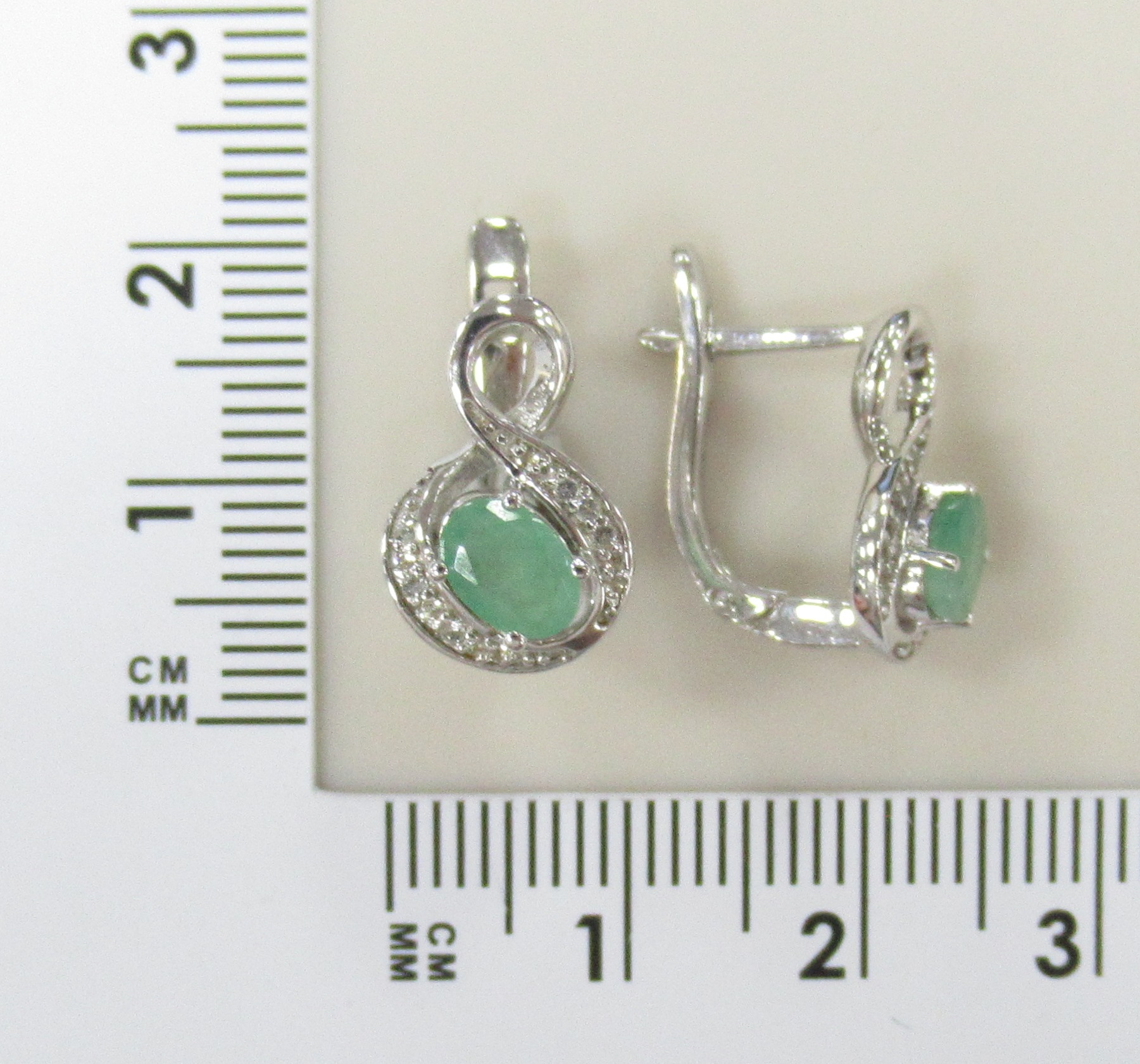 Серебряные серьги 925 пробы; вставки 2 Изумруд (F) 0,88 ct 3/Г3; 28 Топаз бел. 0,1 ct;